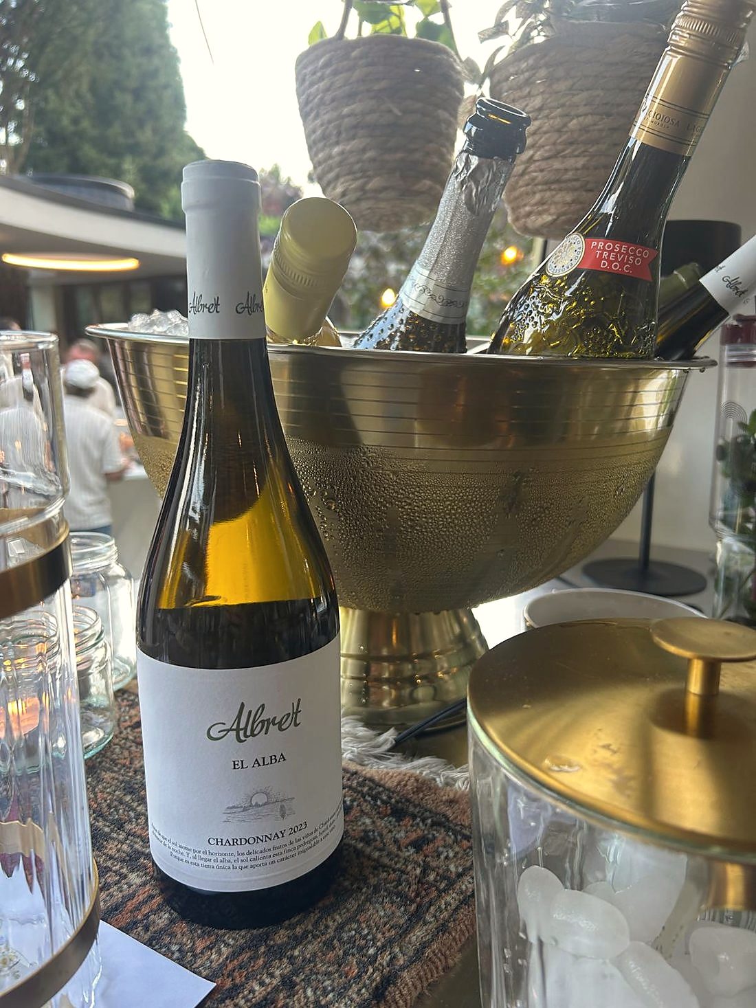 Een fles uit de selectie, klaargezet met glazen en een koeler