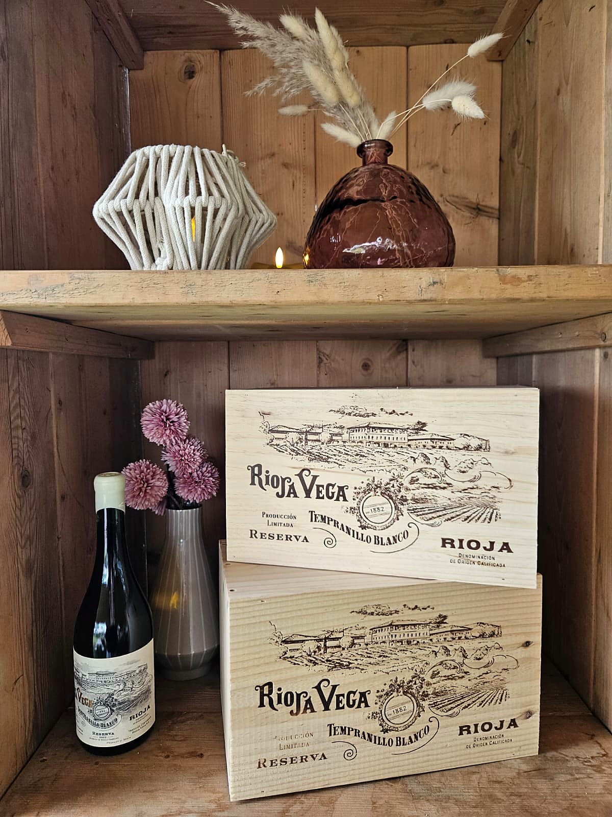 Twee houten kistjes Rioja Vega Tempranillo Blanco Reserva en een fles, in een kast